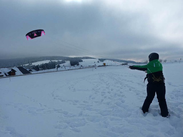Jessica Goertz bt das Steuern des Kites erst Mal ohne Skier.  | Foto: Maike Sommer
