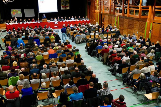 Rappelvoll war die Kageneckhalle bei der Einwohnerversammlung in Stegen.  | Foto: Markus Donner
