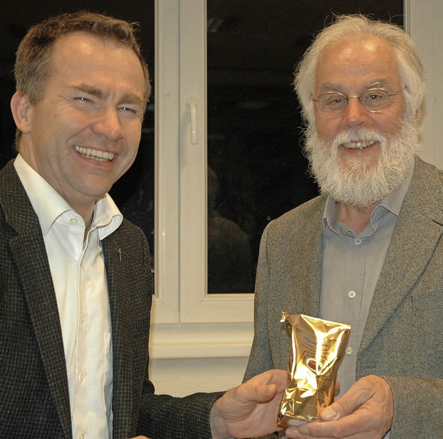 Dekan Gerd Mller (links) dankt Albert...sche Arbeitskreises eingeladen hatte.   | Foto: OUNAS