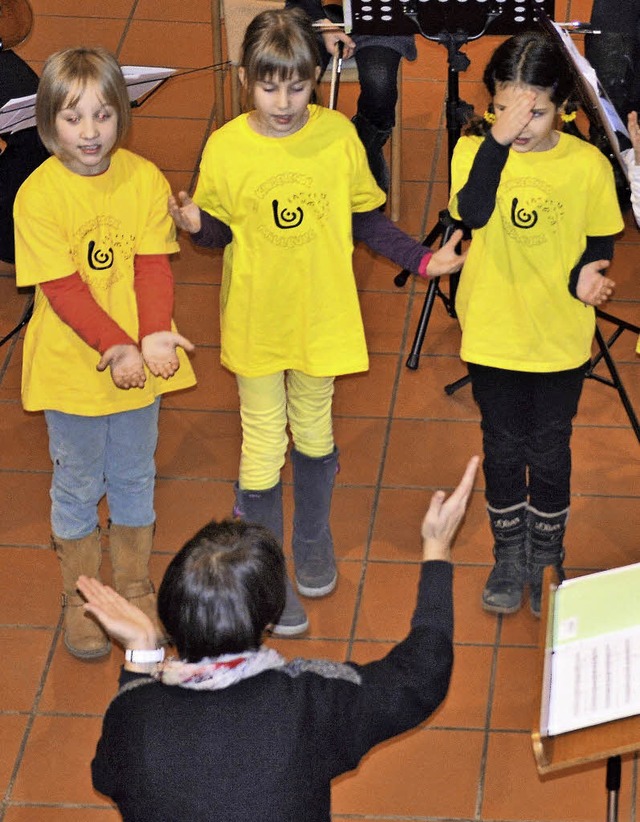 Frs Chorsingen ist niemand zu jung, w...Adventssingen des Kirchenchors zeigte.  | Foto: Diehl