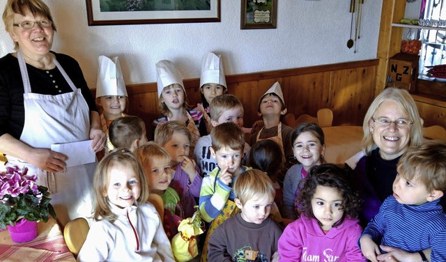 Kochen im Gssle in Gresgen: Die Kinde...uten sich beim Besuch der Kochprofis.   | Foto: Kindergarten