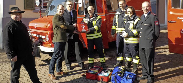 ber den Defibrillator  freuten sich (...sowie  Abteilungskommandant   Amrein.   | Foto: Stadt Kandern