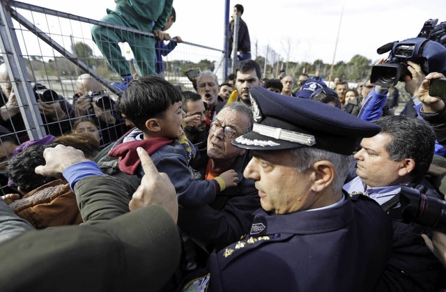 Der griechische Einwanderungsminister ...Lager Hellikon in Athen protestieren.   | Foto: dpa