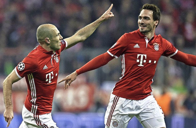 berzeugende Vorstellung beim Sieg geg... Arjen Robben (links) und Mats Hummels  | Foto: afp