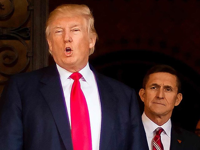 Donald Trump mit Michael Flynn.  | Foto: AFP