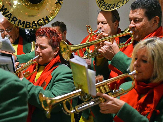 Die Schmugglergilde aus Warmbach  beim...nnerstag wird der Narrenbaum gestellt.  | Foto: Horatio Gollin