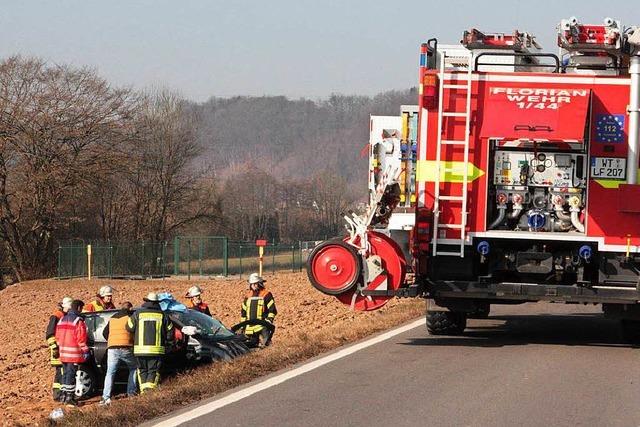 Laster stt Auto von der Strae