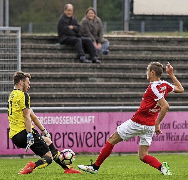 Max Chrobok (rechts) und der Offenburg...em richtungsweisenden Spiel entgegen.   | Foto:  Alexandra Buss