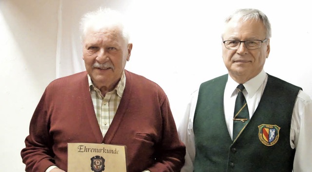 Neues Ehrenmitglied im Schtzenverein ...von Oberschtzenmeister Gerhard Huber.  | Foto: Ilona Hge