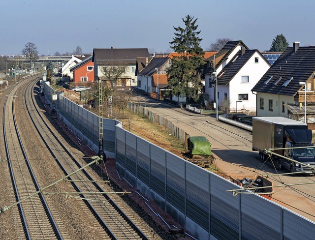 Die Lrmschutzwand auf der Ostseite des Bahnkrpers.  | Foto: Olaf Michel