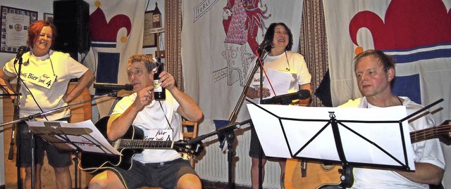 Mit Gitarre und Gesang unterhielten Ut...220; beim Kappenabend der Torli-Bandi.  | Foto: Privat