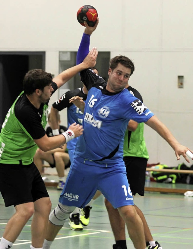 Benjamin Frh (Mitte) im Spiel gegen N...hen des Handballs auf der Baar bei.    | Foto: Roger Mller