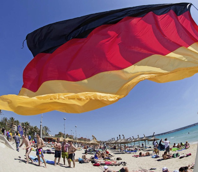 Eine Deutschlandflagge weht am Strand ...estes Ziel der Deutschen weiter vorn.   | Foto: dpa