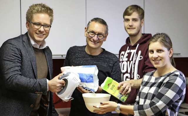 Brgermeister Kai-Achim Klare hat mit ...ich einmal die neue Kche eingeweiht.   | Foto: Gemeinde