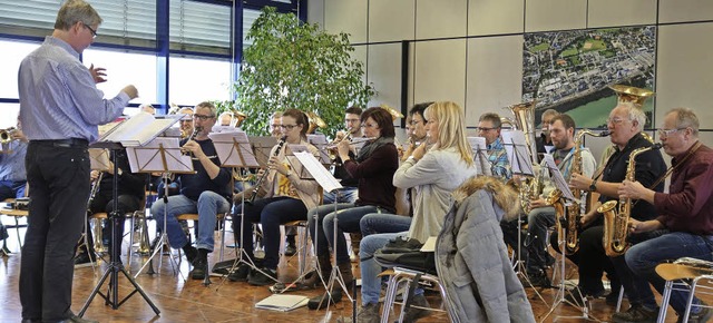 Die 35 Mitglieder der  Evonik Werksmusik mit Dirigent Eckhart Hanser im Einsatz   | Foto: Evonik