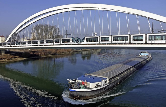 Die Rheinbrcke schulterte gleichzeiti...Probleme &#8211; sechs Straenbahnen.   | Foto: stadt Kehl