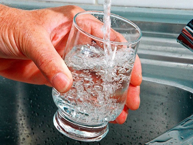 Zu hohe  Nitratwerte im Trinkwasser erhhen das Krebsrisiko.   | Foto: DPA