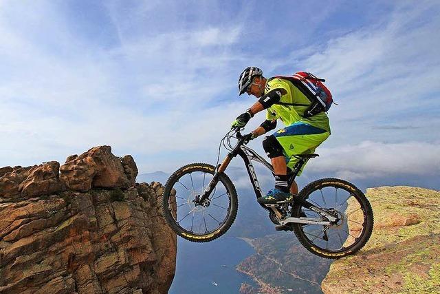 Auch mit 50 ist Extrem-Mountainbiker Hans Rey kein Weg zu schwer