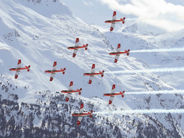 Flugzeuge ber dem Zielraum der Ski-WM  | Foto: Michael Kappeler/dpa Picture Alliance