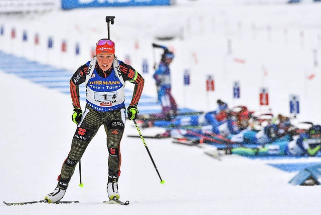 Laura Dahlmeier luft schon wieder, whrend die Konkurrenz noch schiet.  | Foto: dpa