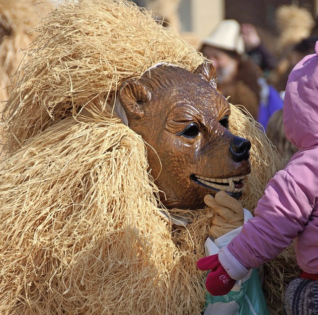 In Ewattingen ist an der Fasnet wieder der Strohbr los.   | Foto: Khnemund