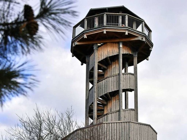 Der 1986 errichtete Aussichtsturm im S...ach einem Brand 2004 wieder aufgebaut.  | Foto: Michael Bamberger