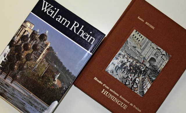 Links die Weiler Chronik von 1986, rechts die Hninger Chronik von 1975   | Foto: Lauber