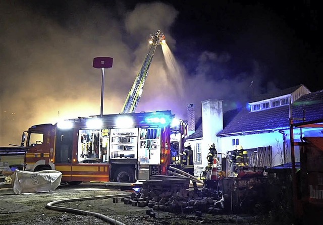 Ein ehemaliges Fabrikgebude in Lauchr... in der Nacht zum Freitag abgebrannt.   | Foto: Kamera24