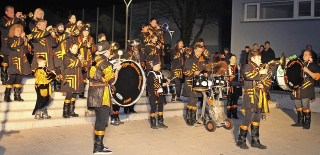 Die gastgebende Gugge Brass Band Murg ...steg erffnete die groe Gugge-Party.   | Foto: Michelle Gntert