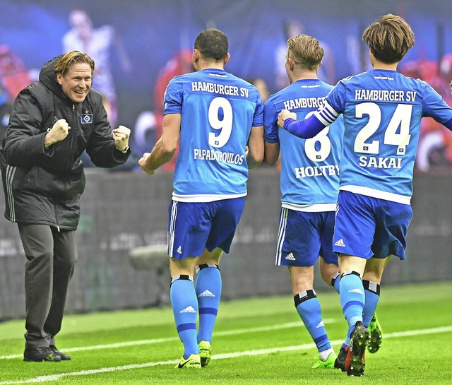 Trainer Gisdol (links) hat die HSV-Kicker wieder in die Erfolgsspur gebracht.   | Foto: afp