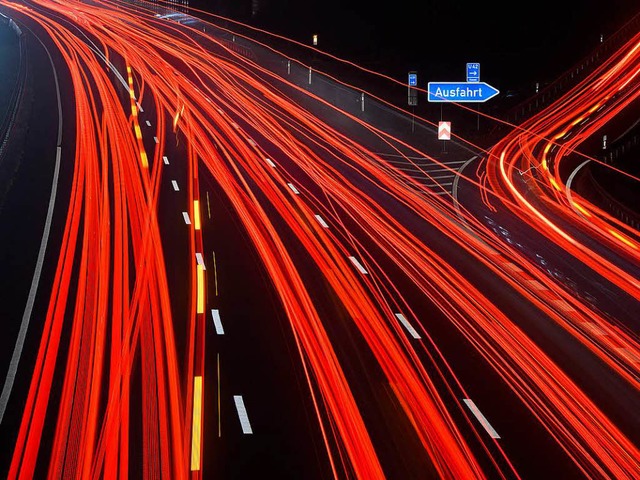 Leuchtspuren von Autos  auf der A2   | Foto: DPA
