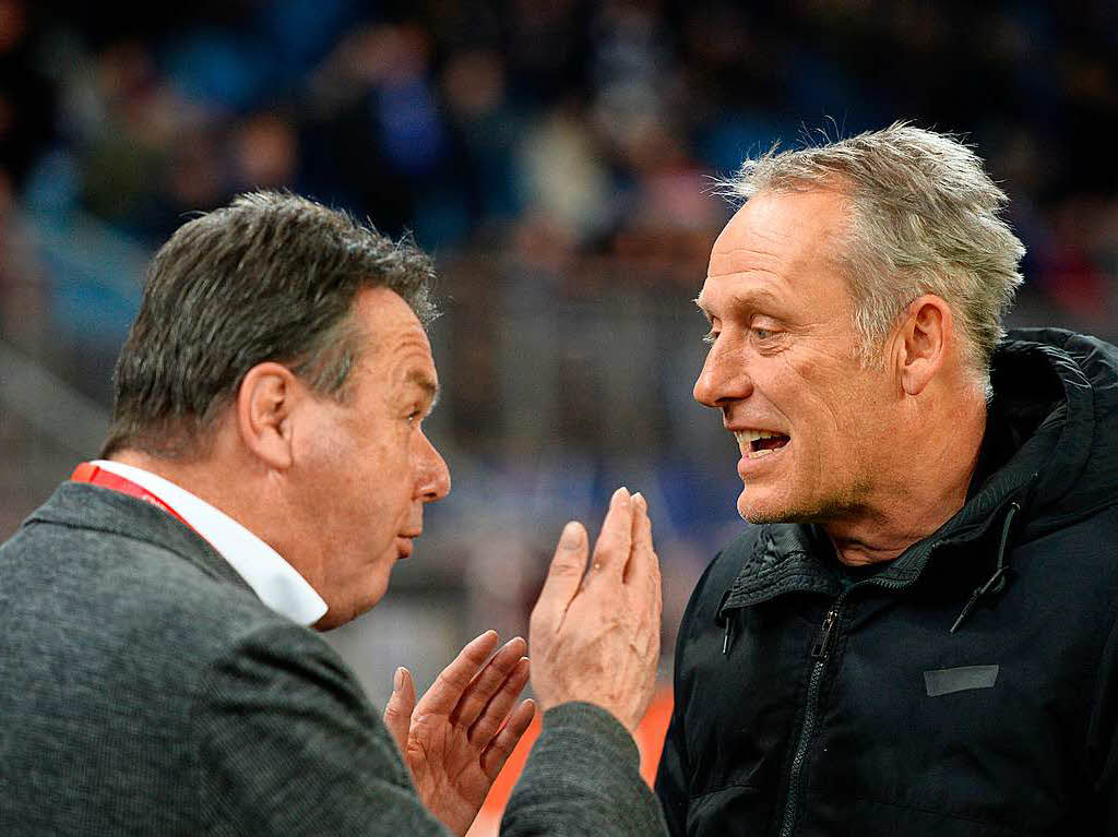 Christian Streich unterhält sich mit Heribert Bruchhagen. Christian Streich unterhält sich mit Heribert Bruchhagen.