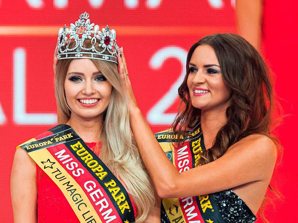 Miss Germany 2017, Soraya Kohlmann bekommt  von ihrer Vorgngerin Lena Brder, Miss Germany 2016, die Krone aufgesetzt.