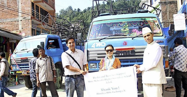 Sie sagen Danke fr die Spenden aus De...ltischgestelle zu den Schulen bringen.  | Foto: privat