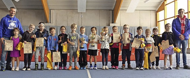 Pokale fr die Besten, Medaillen  fr alle: Zufriedene Tennistalente.   | Foto: Verein