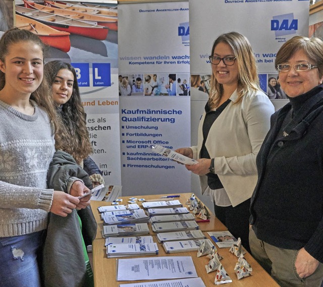 Eltern und Schler nutzten die Gelegen...nformationstag, sich zu prsentieren.   | Foto: Julia Becker