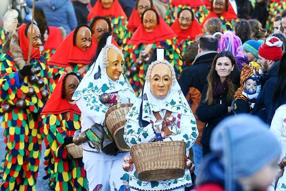 Bei schönstem Wetter war Friesenheim fest in Narrenhand: Rund 5000 Zuschauer säumten die Friesenheimer Straßen, etliche neue Zünfte waren am Start, die noch nie oder schon lange nicht mehr in Friesenheim zu sehen waren. (Foto: Wolfgang Künstle) Bei schönstem Wetter war Friesenheim fest in Narrenhand: Rund 5000 Zuschauer säumten die Friesenheimer Straßen, etliche neue Zünfte waren am Start, die noch nie oder schon lange nicht mehr in Friesenheim zu sehen waren. (Foto: Wolfgang Künstle)