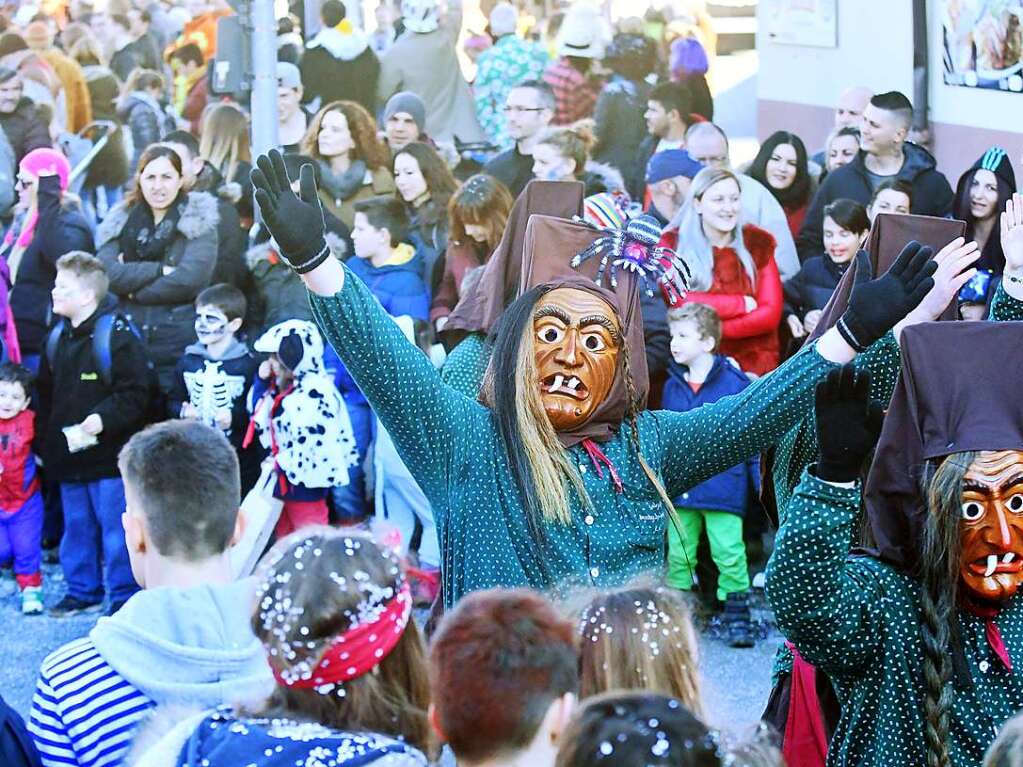 Bei schnstem Wetter war Friesenheim fest in Narrenhand: Rund 5000 Zuschauer sumten die Friesenheimer Straen, etliche neue Znfte waren am Start, die noch nie oder schon lange nicht mehr in Friesenheim zu sehen waren.