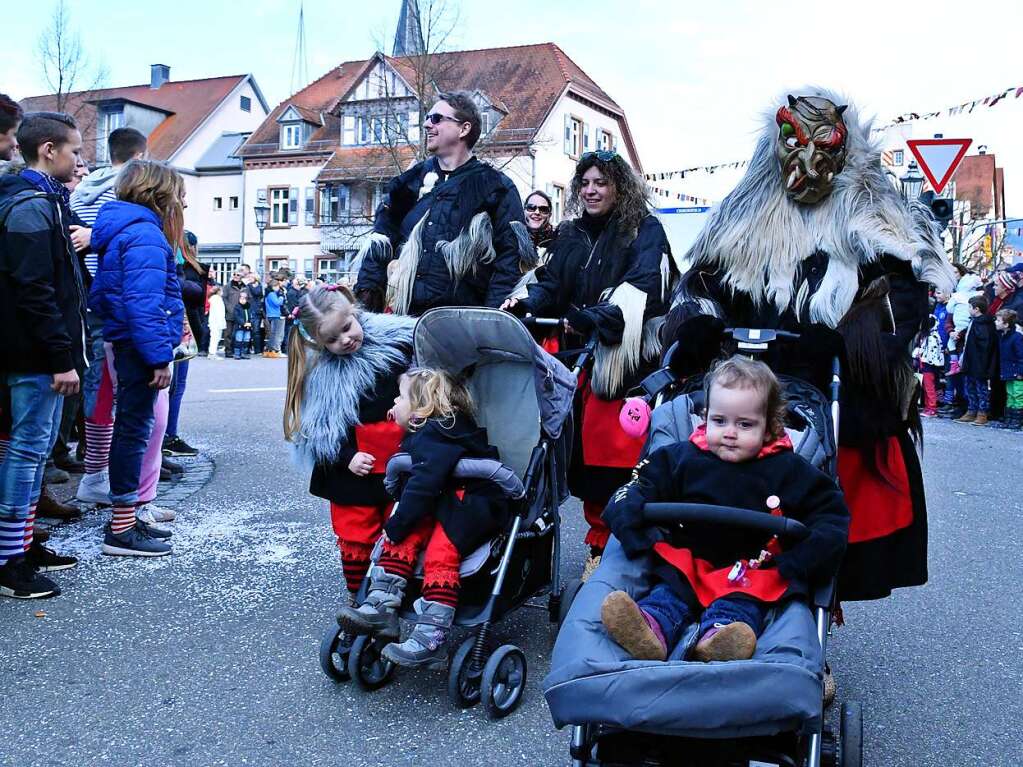 Bei schnstem Wetter war Friesenheim fest in Narrenhand: Rund 5000 Zuschauer sumten die Friesenheimer Straen, etliche neue Znfte waren am Start, die noch nie oder schon lange nicht mehr in Friesenheim zu sehen waren.