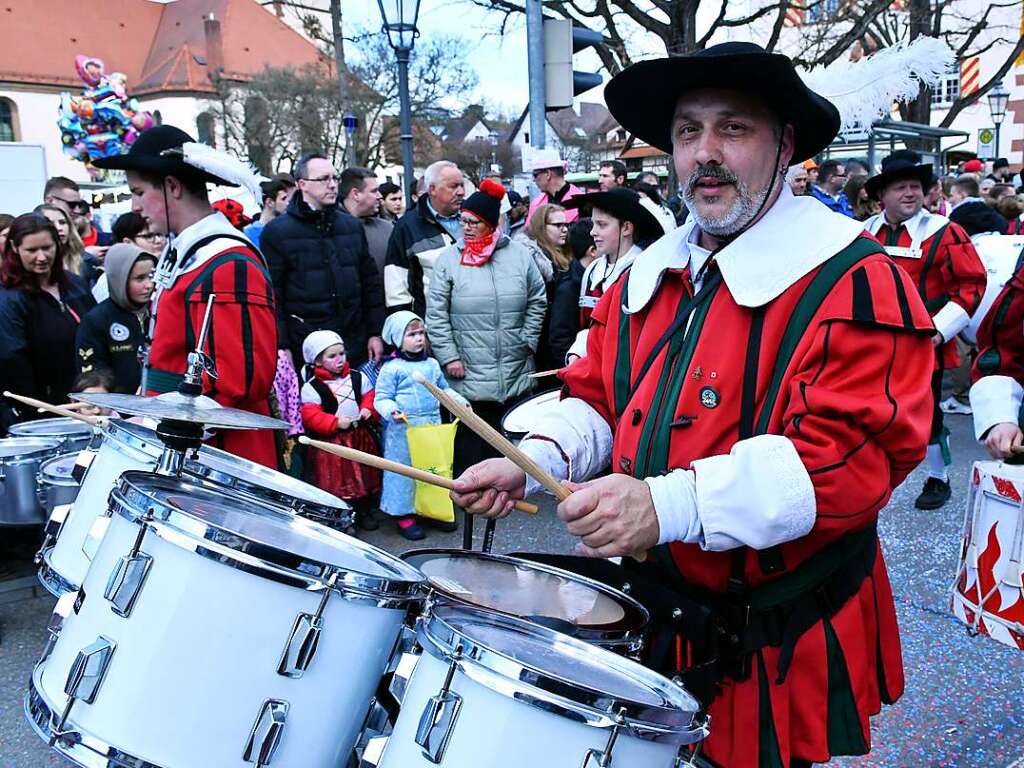 Bei schnstem Wetter war Friesenheim fest in Narrenhand: Rund 5000 Zuschauer sumten die Friesenheimer Straen, etliche neue Znfte waren am Start, die noch nie oder schon lange nicht mehr in Friesenheim zu sehen waren.