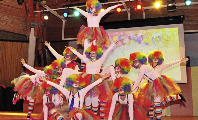 Die Narrenfrauen entfhren in den Zirkus &quot;Mania&quot;.   | Foto: Stefan Pichler