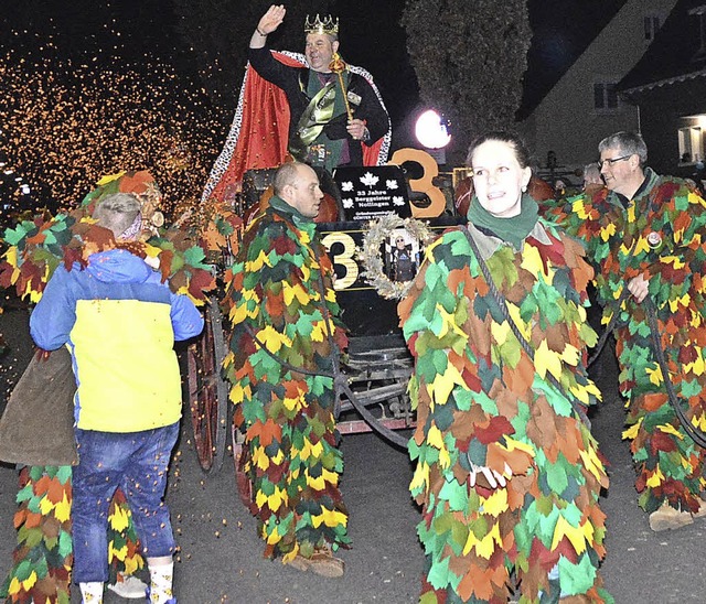 Der Knig thront ber dem Nachtumzug: ...inegger, fhrt den Jubilumsumzug an.   | Foto: Horatio Gollin