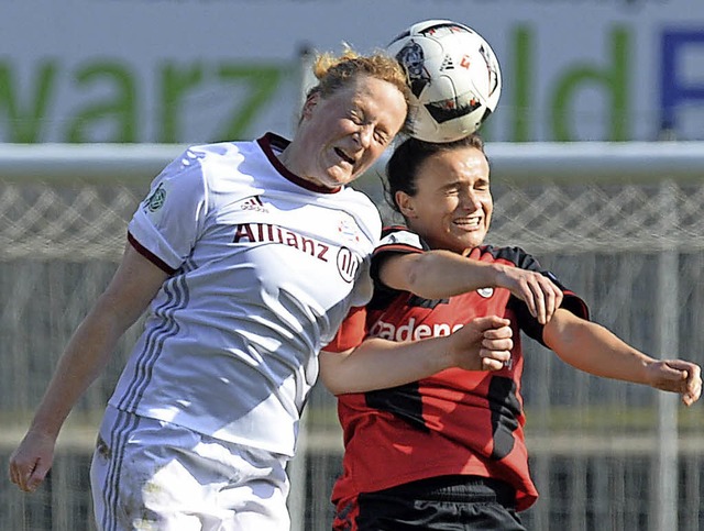 Kampf um die Lufthoheit: Melanie Behri...nks) und die Freiburgerin Lina Magull   | Foto: Patrick Seeger