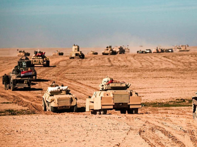 Mit Panzern und schweren Militrfahrze...e Terrorherrschaft des IS zu beenden.   | Foto: afp