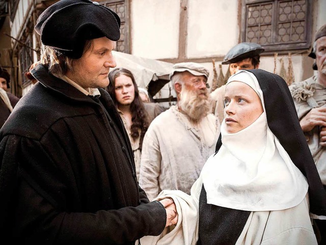 Martin Luther begrt Katharina bei ihrer Ankunft in Wittenberg.   | Foto: MDR&#8211;EIKON Sd&#8211;Junghans