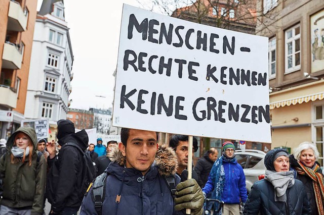 Bei einer Demonstration gegen Abschiebungen in Hamburg  | Foto: dpa