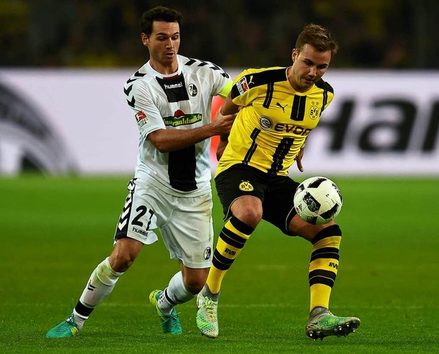 Nicolas Hfler (links) und Mario Gtze beim Hinspiel in Dortmund.  | Foto: AFP