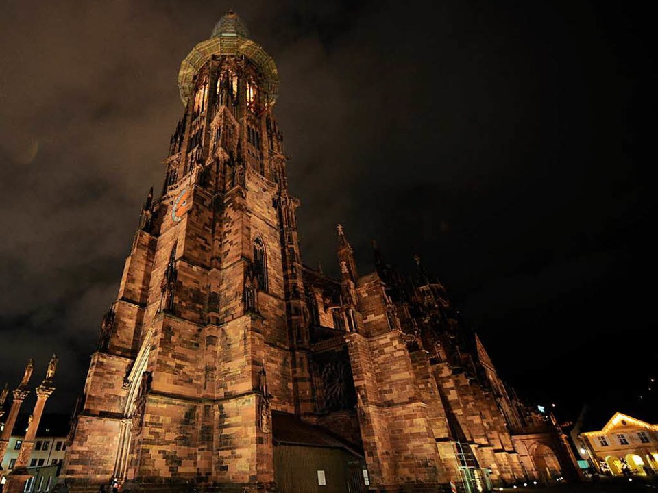 Das Münster in frischer Beleuchtung im... und die Strahler hielten nicht lange.  | Foto: dpa