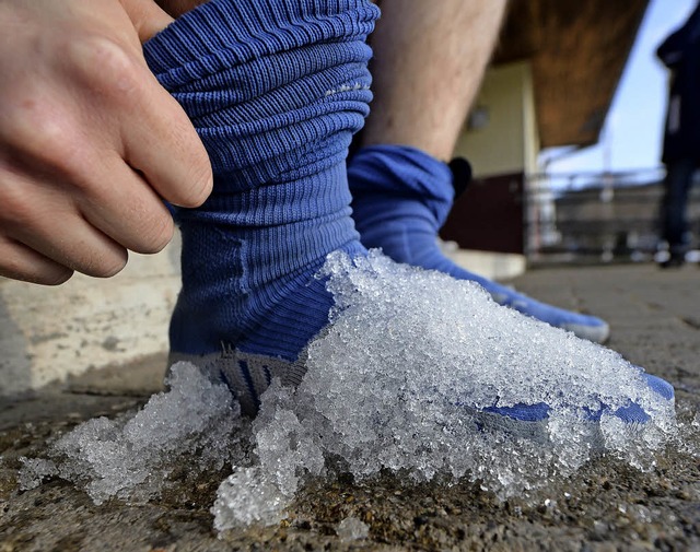 Ein Neustdter Spieler khlt seine Ver...Schnee. Er war also doch fr was gut.   | Foto: Patrick Seeger