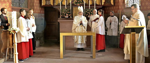 Erzbischof Stephan Burger (mitte) hat ... und ganz  auen Pfarrer Martin Kalt.   | Foto: Herbert Birkle